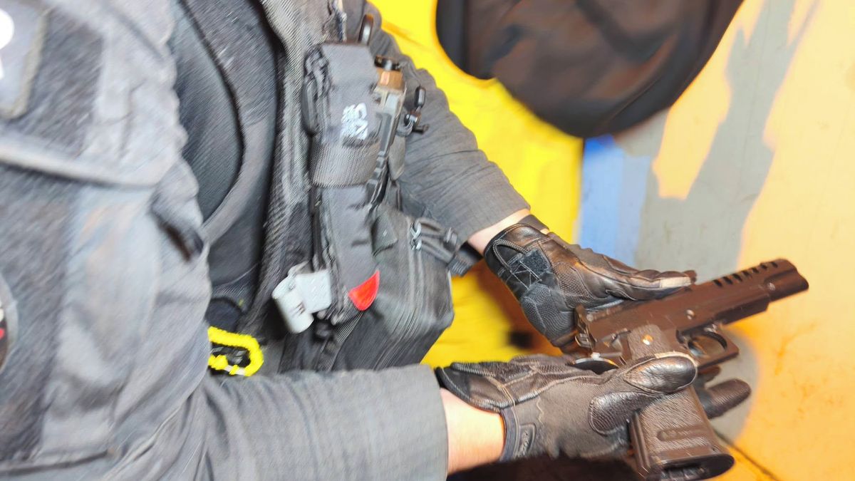 Mladík mával před restaurací v Chomutově zbraní. Byla to kuličková pistole